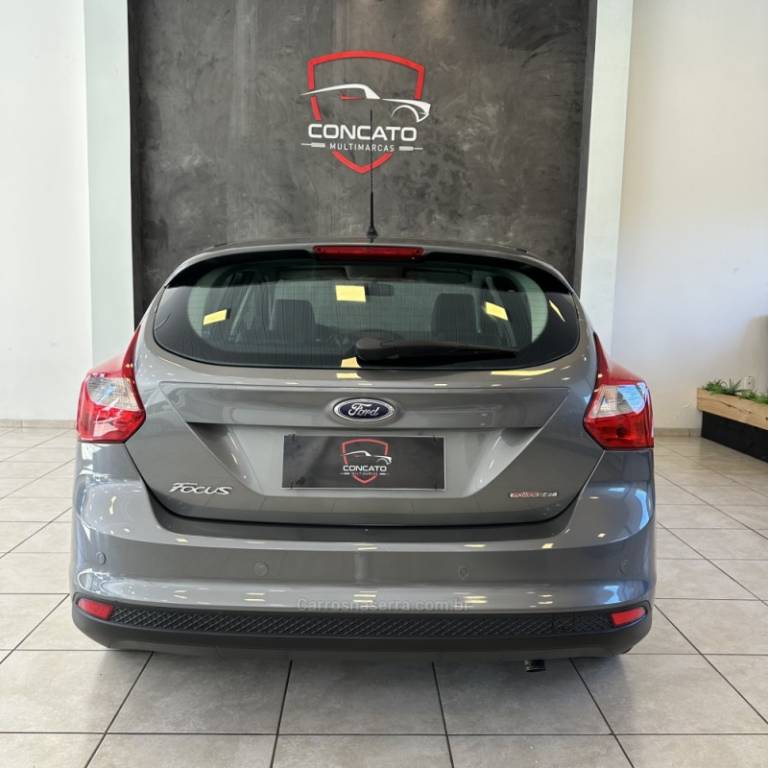 FORD - FOCUS - 2014/2015 - Cinza - R$ 53.900,00