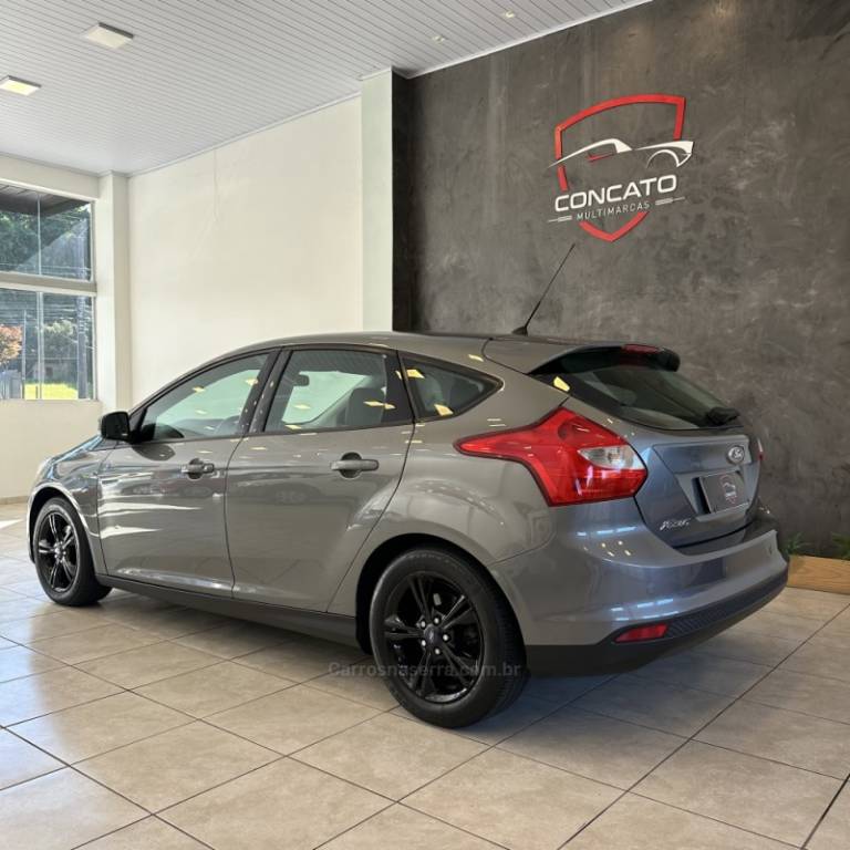 FORD - FOCUS - 2014/2015 - Cinza - R$ 53.900,00