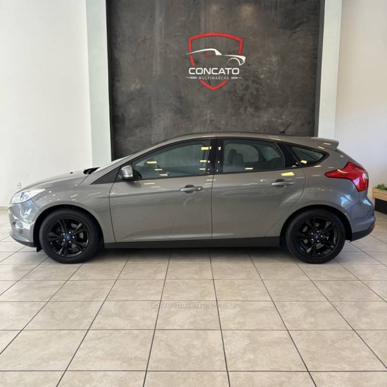 FORD - FOCUS - 2014/2015 - Cinza - R$ 53.900,00
