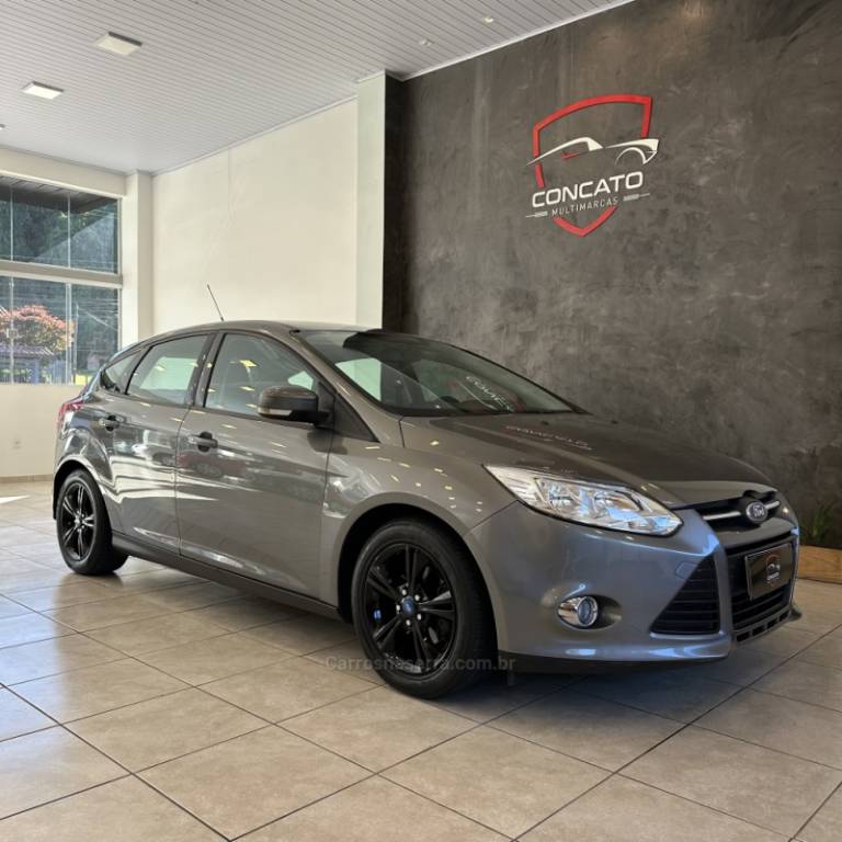 FORD - FOCUS - 2014/2015 - Cinza - R$ 53.900,00