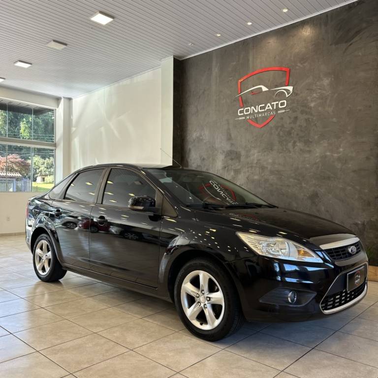 FORD - FOCUS - 2008/2009 - Preta - R$ 36.500,00