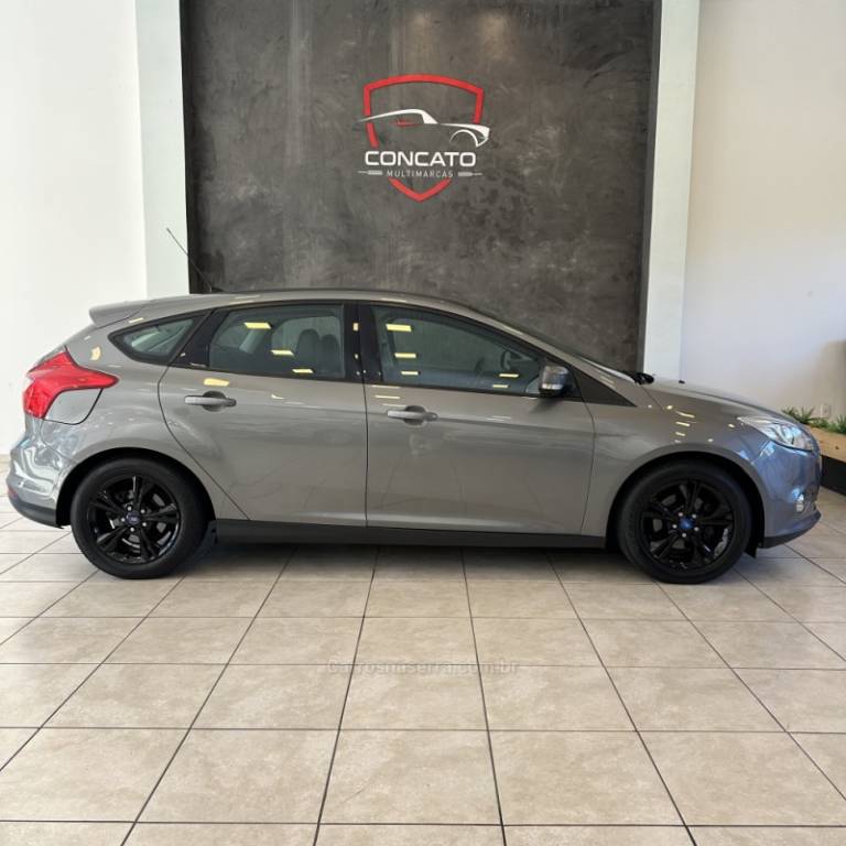 FORD - FOCUS - 2014/2015 - Cinza - R$ 53.900,00