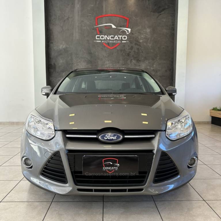 FORD - FOCUS - 2014/2015 - Cinza - R$ 53.900,00