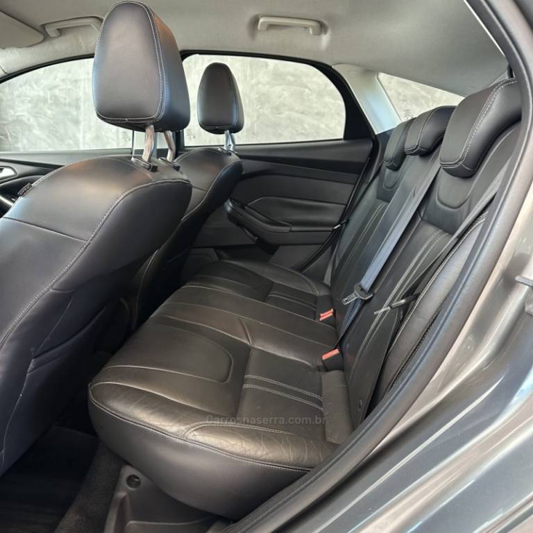 FORD - FOCUS - 2014/2015 - Cinza - R$ 53.900,00