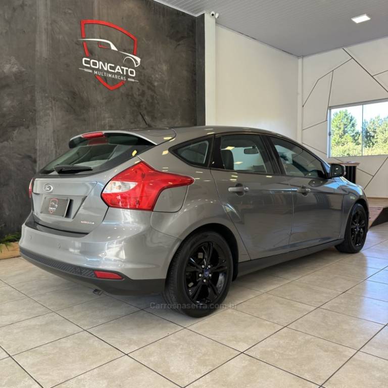 FORD - FOCUS - 2014/2015 - Cinza - R$ 53.900,00