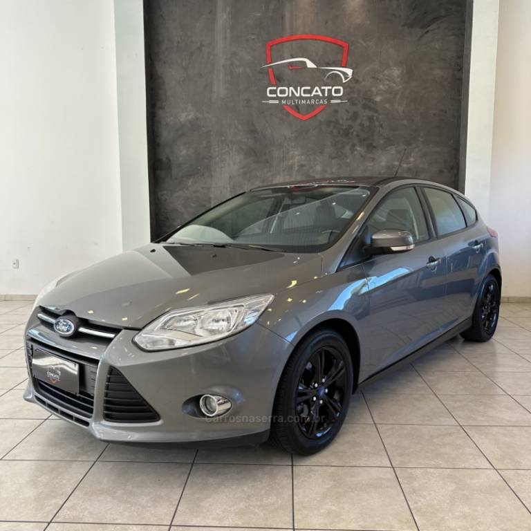 FORD - FOCUS - 2014/2015 - Cinza - R$ 53.900,00