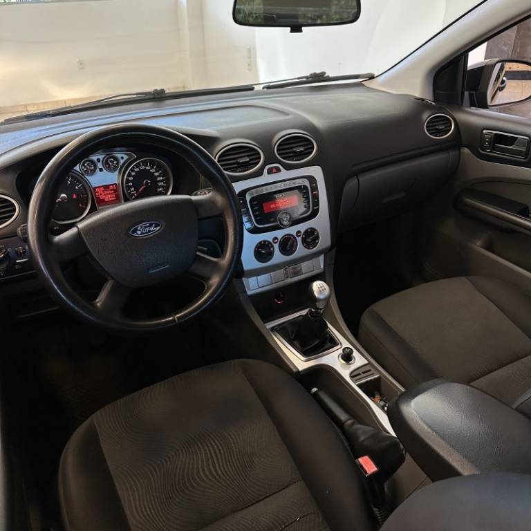 FORD - FOCUS - 2008/2009 - Preta - R$ 36.500,00